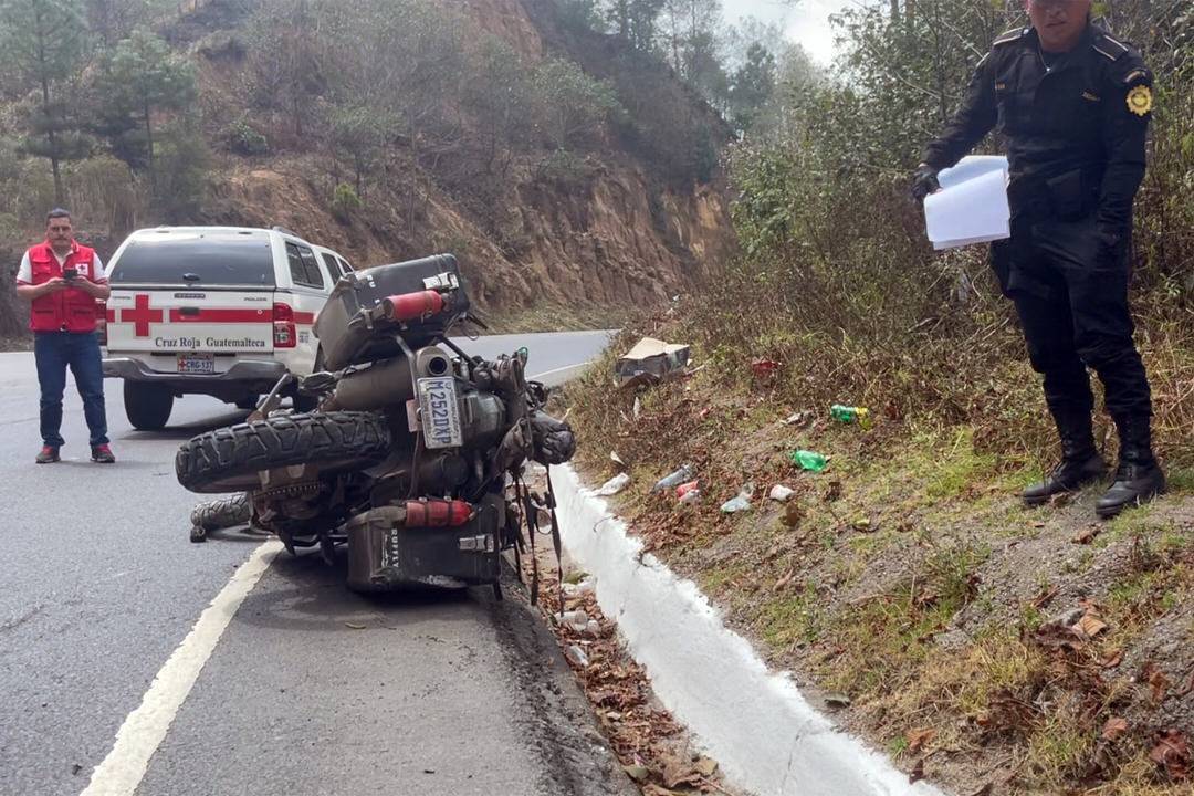Loaded adventure motorcycle crashes on highway beside police and Cruz Roja